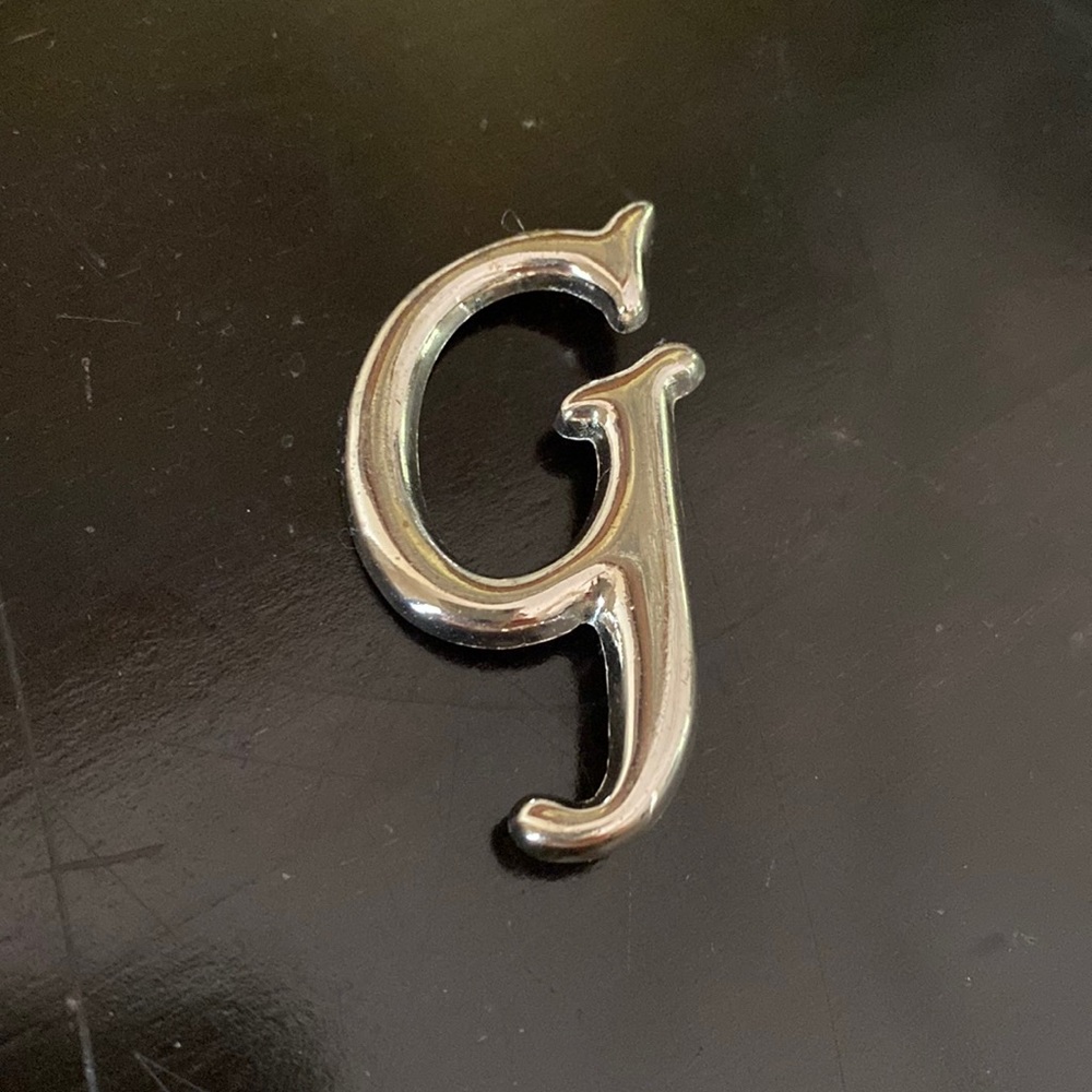 Silver color G pin